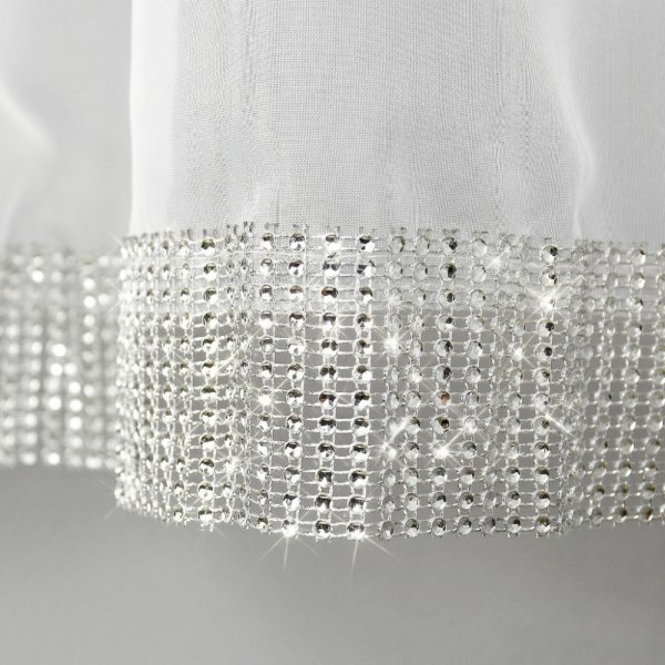 Zbliżenie na dekoracyjne wykończenie firany