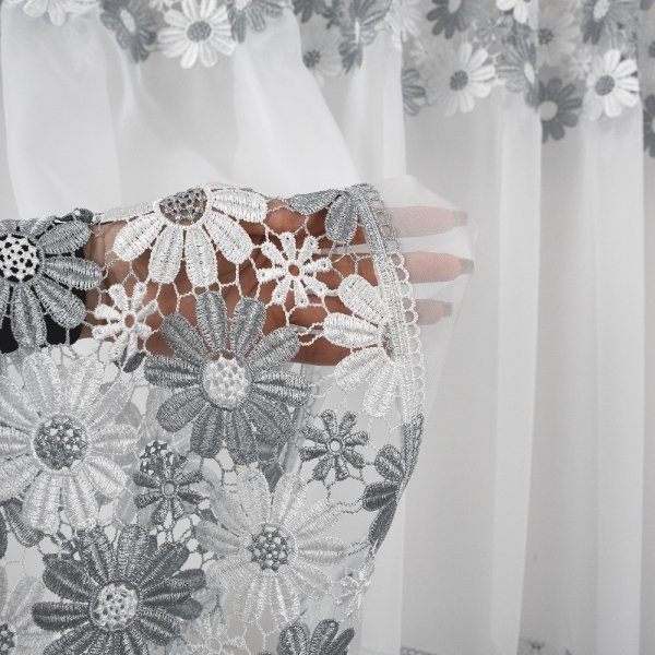 ujęcie gipiry w kwiaty na kobiecej dłoni