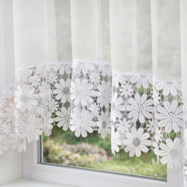 Zbliżenie na motyw roślinny gipiury firany Megan przy parapecie.