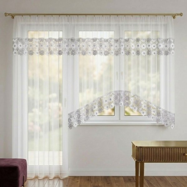 Komplet balkonowy Megan zaprezentowany w jasnym, klasycznym wnętrzu na oknie balkonowym.