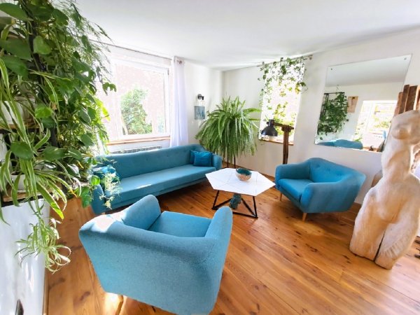 salon-kwiaty-sofa-fotel-stolik-doniczka