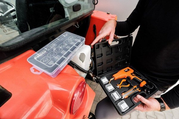 LUTOWNICA DO PLASTIKU 50W + 200 SZT ZSZYWEK (1 SZT)