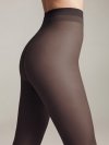 Jeśli cenisz sobie elegancję i wygodę, wybierz rajstopy CONTE DRESS CODE 40. Idealnie przylegają do skóry, nie marszczą się i nie zsuwają, a ich delikatność sprawia, że są niemal niewyczuwalne.