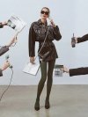 Rajstopy Gabriella Reyna zachwycają geometrycznym wzorem przypominającym jodełkę. Elastyczne włókna sprawiają, że są wygodne i idealnie dopasowane. To produkt, który łączy w sobie elegancję i trwałość.