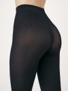 Matowe legginsy Conte Casual – idealne połączenie stylu i funkcjonalności. 100 den, prążkowany wzór, płaski szew i bawełniany klin. Wygodne i wytrzymałe.