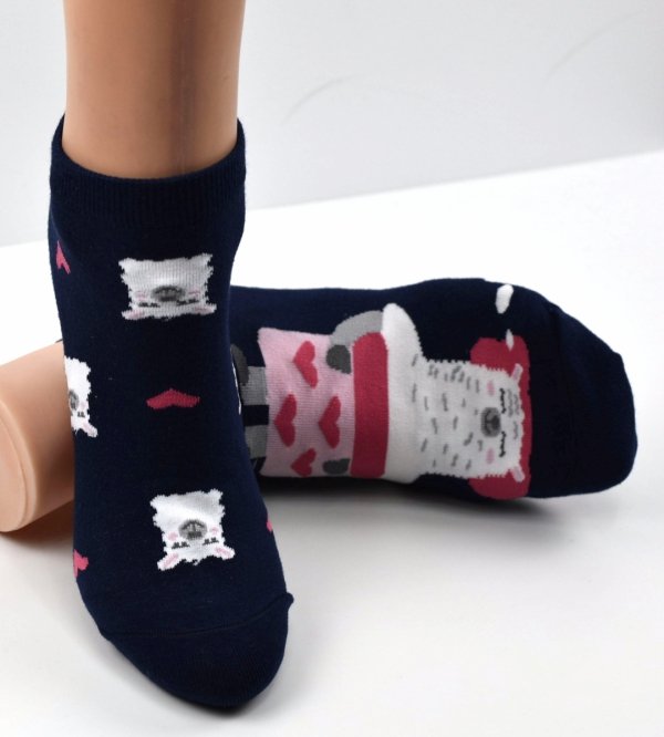 Skarpetki damskie Aura.Via z motywem lam to propozycja dla tych, które lubią modę z przymrużeniem oka. Miękka bawełna i zabawny wzór gwarantują uśmiech.