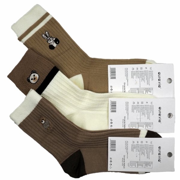 Każda para skarpetek to doskonałe połączenie klasycznego stylu z nutą zabawy. Królik, miś, a nawet ukryty smakołyk na haftach sprawiają, że te bawełniane skarpetki (85% bawełny!) stają się czymś więcej niż tylko elementem garderoby.