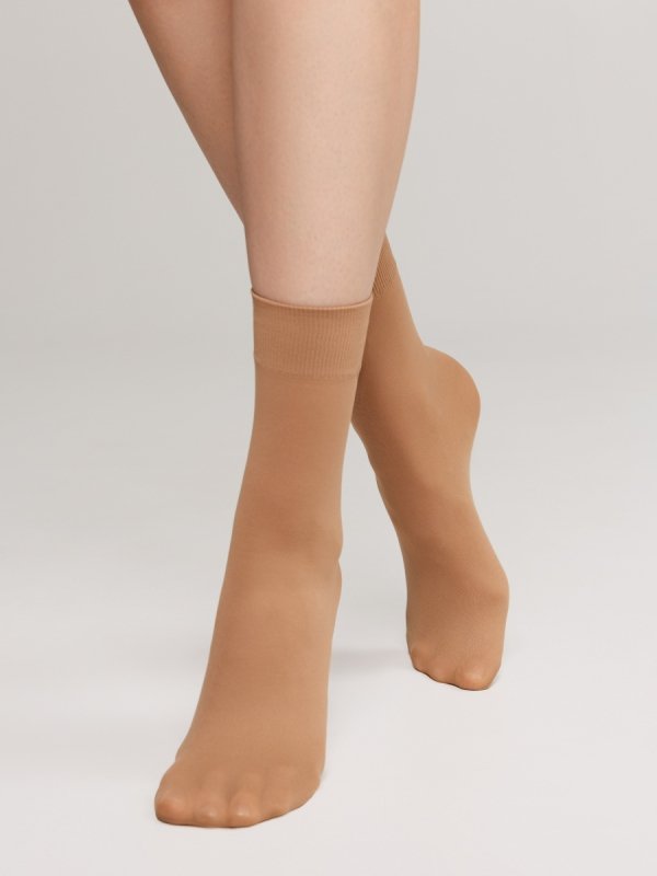 Szukasz komfortu na chłodniejsze dni? Skarpetki Microfibra 50 dadzą półkryjące wykończenie i przyjemny mat. Elastan dba o sprężystość, a bezuciskowa gumka gwarantuje stabilne trzymanie bez odgnieceń.