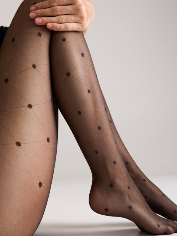 Rajstopy Conte AURA 20 DEN z geometrycznym wzorem w groszki to połączenie elegancji i komfortu. Dzięki podwójnemu splotowi LYCRA® idealnie dopasowują się do sylwetki.