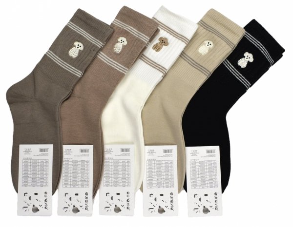 Zestaw 5 par skarpet bawełnianych to praktyczne i modne rozwiązanie. Piesek na cholewce i stylowe paski czynią z nich dodatek, który łączy elegancję z nutą zabawy. Idealne na prezent lub do codziennych stylizacji.