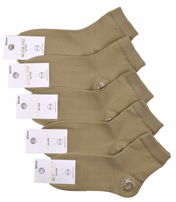 Damskie skarpety ¾ z bawełny, gładkie i jednolite. Elastyczny ściągacz stabilnie trzyma, a płaskie szwy zwiększają wygodę. Zestaw 5 par w uniwersalnych kolorach to idealna baza do sneakersów, mokasynów i codziennych stylizacji.