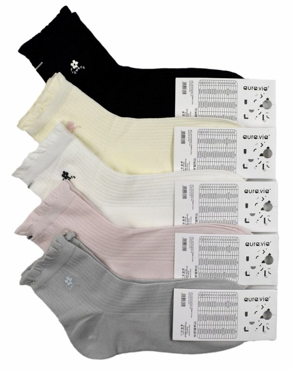 Zestaw pięciu par damskich skarpetek w subtelnych odcieniach. Haftowany kwiatek, falbanka przy ściągaczu i prążkowana struktura materiału sprawiają, że są modne, wygodne i kobiece jednocześnie.