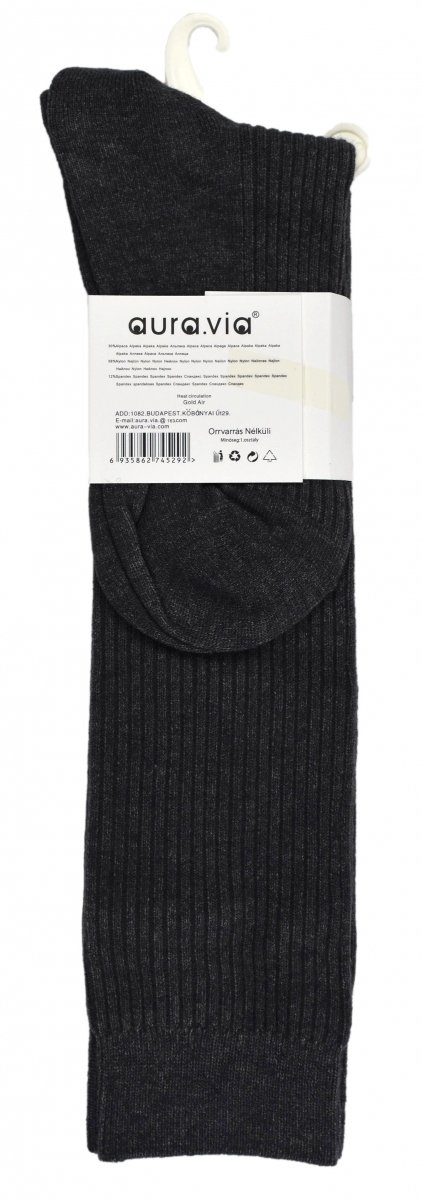 Aura.via – podkolanówki damskie z alpaką w graficie. Prążek podkreśla nogę i zapobiega zsuwaniu, a jasne i ciemne elementy garderoby łączą się z tym odcieniem bez wysiłku.