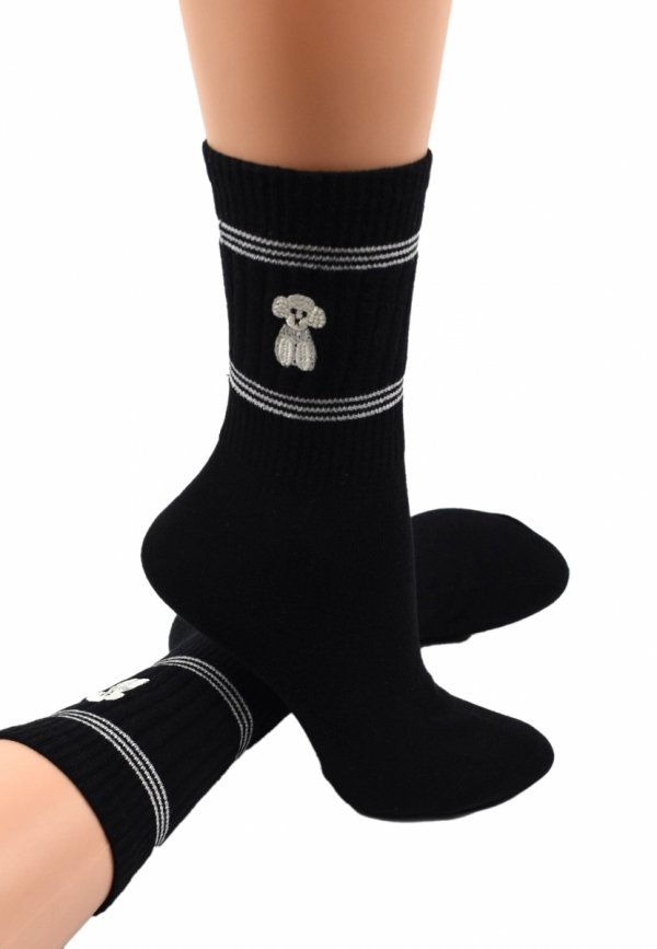 Bawełniane skarpetki Aura.Via z haftowanym pieskiem. Wygoda i humor w jednym dodatku do codziennego ubioru.