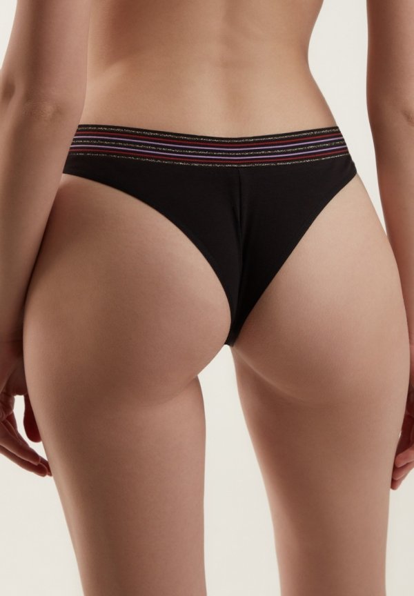 Majtki brazylijskie CONTE NEW CUT LBR 1502 wyróżniają się talią w kształcie litery V i ozdobnym wykończeniem z lureksem. To bielizna, która podkreśla sylwetkę, a jednocześnie daje poczucie swobody i pewności siebie.