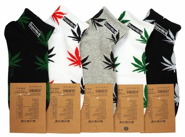 Te unikalne stopki ozdobione motywem liści marihuany to idealny wybór dla tych, którzy cenią sobie luz, swobodę i nie boją się wyrażać swojej osobowości poprzez modę