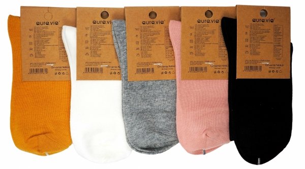 5 par młodzieżowych skarpet, które wyróżniają się modnym designem oraz wygodą. Każda para skarpet ma naszywkę z uroczym misiem i napisem &quot;MOFASHION&quot;, co dodaje im unikalnego charakteru.W zestawie dostępne są różne kolory.
