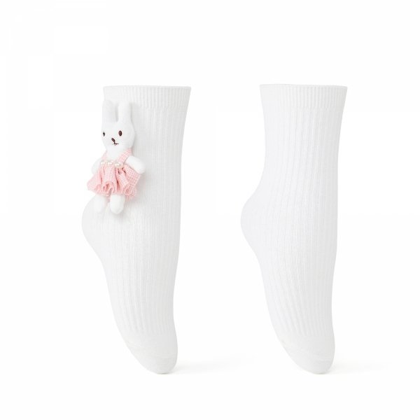 Urocze, białe skarpetki z miękkiej bawełny i pluszowym przyjacielem – króliczkiem z perłami.