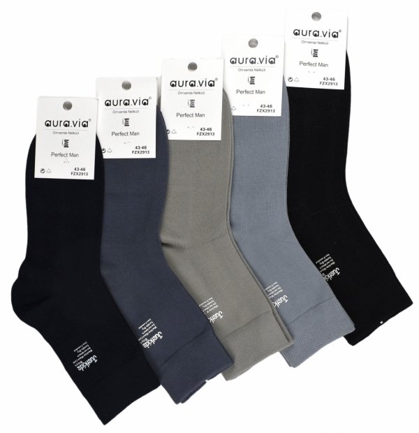 Pięć par eleganckich skarpet Aura.Via w stonowanych kolorach z zabawnym napisem „Justkids Boys” – idealne połączenie klasy i dystansu.