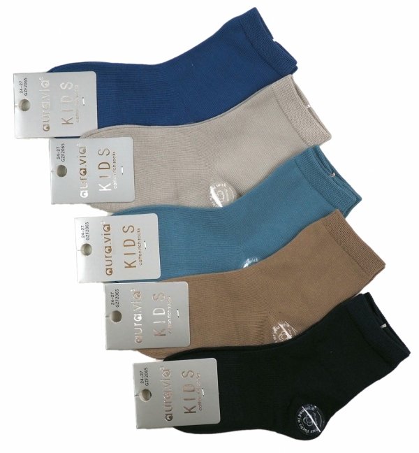 Przedstawiamy zestaw 5 par skarpet dziecięcych wykonanych z wysokiej jakości bawełny, idealnych na każdy dzień. Skarpetki te charakteryzują się klasycznym designem i stonowanymi kolorami, które świetnie komponują się z każdą dziecięcą stylizacją