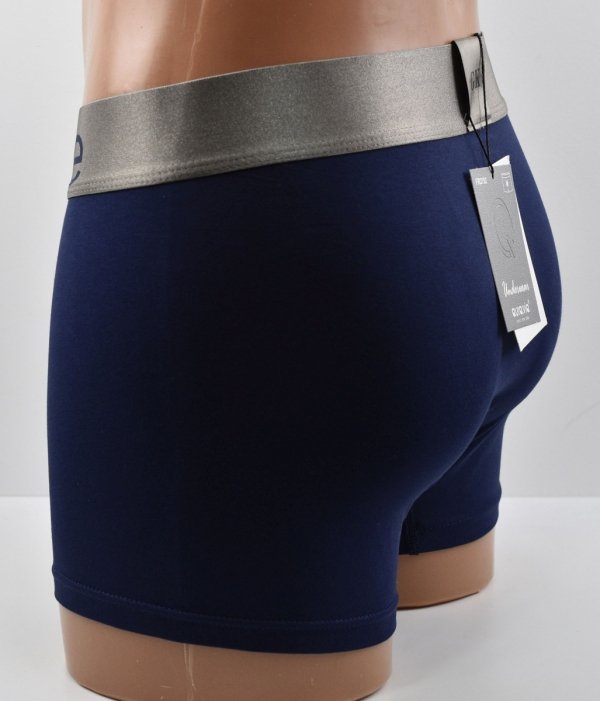 Niebieskie bokserki męskie Aura.Via to idealny wybór dla panów, którzy cenią komfort, estetykę i jakość wykonania.