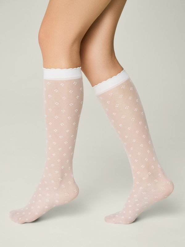 Conte VIOLA to cienkie podkolanówki dziewczęce 20 DEN z geometrycznym motywem. Doskonałe do szkoły, na uroczystości i letnie dni.