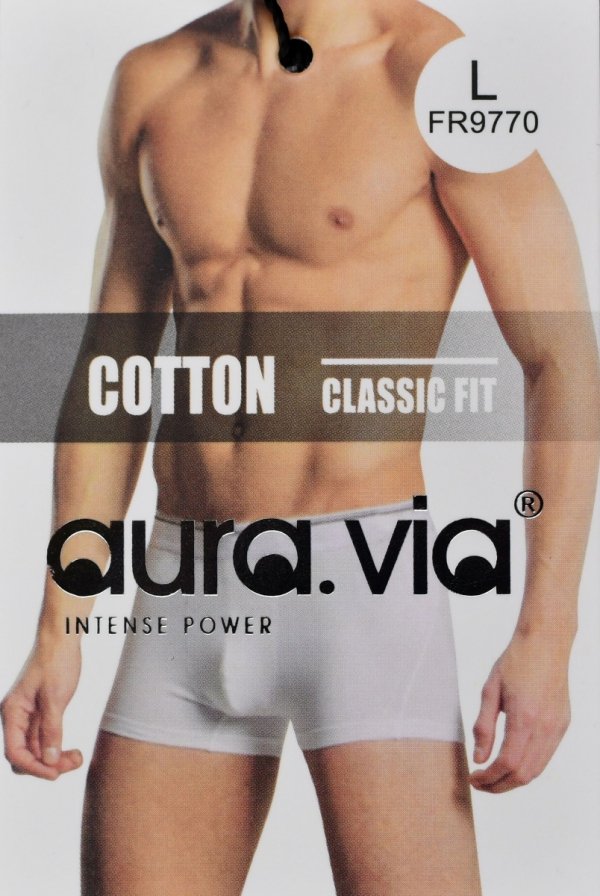 Trwałość, którą czuć: staranne szycie, stabilny kolor i sprężyste włókna. Model Auravia zachowuje formę po praniu, a pas z napisem „Attractive Man” podkreśla nowoczesny, sportowy charakter prążkowanej bielizny.