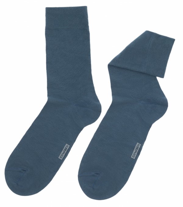 Męskie skarpetki DIWARI Classic – kolor denim, czesana bawełna, anatomiczna gumka. Doskonałe dopasowanie i komfort przez cały dzień w nowoczesnej, ale klasycznej odsłonie.