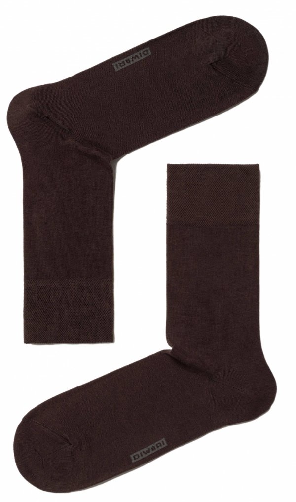 DIWARI Classic to skarpety, które nie tylko dobrze wyglądają, ale też świetnie się noszą. Kolor ciemnobrązowy dodaje im elegancji.