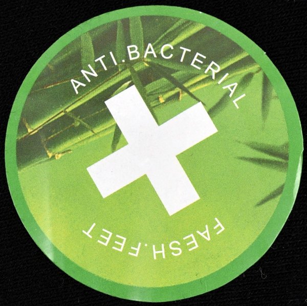 Bambusowe skarpety Auravia wspierają komfort stóp dzięki naturalnej cyrkulacji powietrza. Miękka struktura oraz krótki krój zapewniają wygodę w każdej sytuacji.