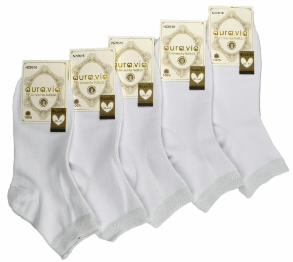 Białe skarpety 3/4 Aura.Via to wybór dla osób, które cenią prostotę. Komfort, wygoda i uniwersalny design sprawiają, że są to skarpetki na każdą okazję.