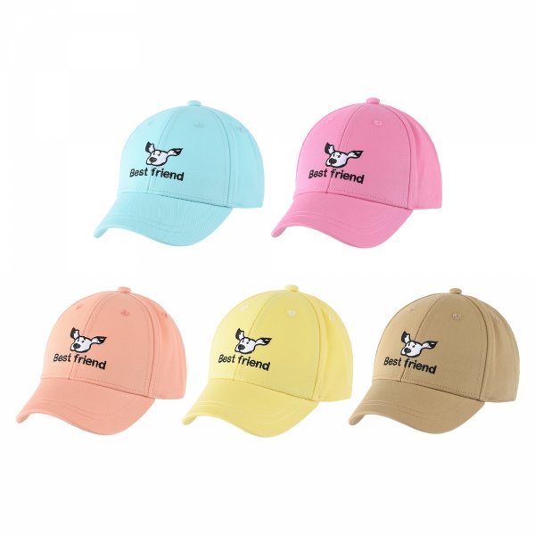 Czapka z daszkiem dla dziewczynki Be Snazzy łączy wygodę, pastelowy styl i sympatyczny haft pieska. Model z 100% bawełny, metalowym zapięciem i rozmiarem 48–50 cm świetnie sprawdza się na spacerach, wakacjach i placu zabaw.