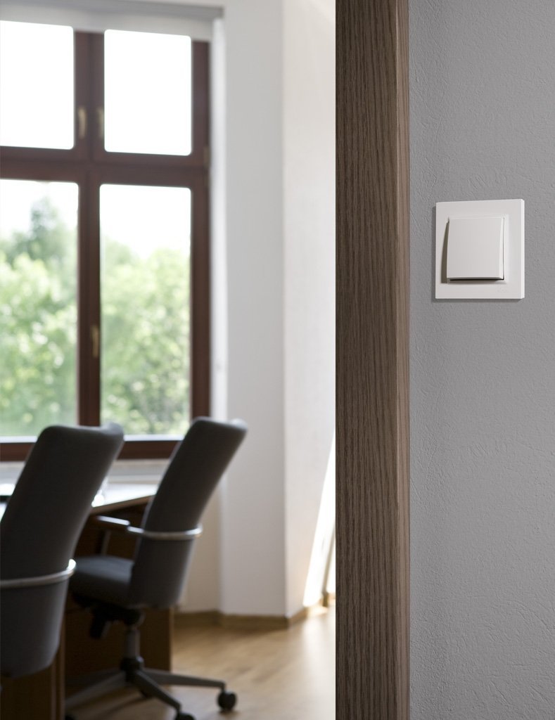 Simon 10 Gniazdo komputerowe pojedyncze RJ45 kat.6 ekranowane biały C61E.01/11