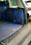 Mata samochodowa dla Psa do bagażnika GDZIEŚ W ODLEGŁEJ GALAKTYCE (realizacja VW Touran)