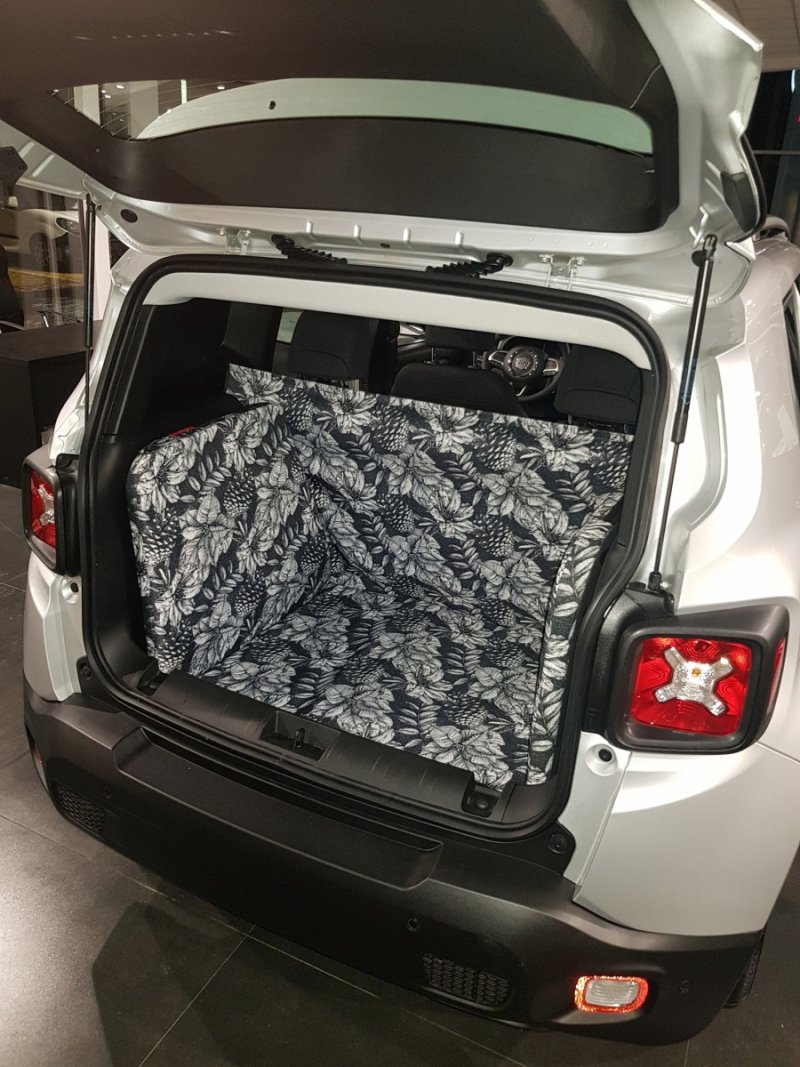 Mata samochodowa dla Psa do bagażnika - Podszyszkownik (realizacja  - Jeep Renegade) 