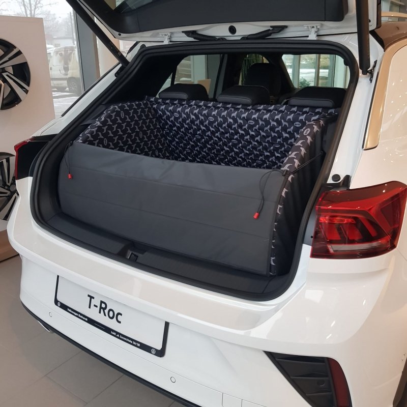 Mata samochodowa dla Psa do bagażnika - Wilczy Zew (realizacja  - Volkswagen T-Roc)) 