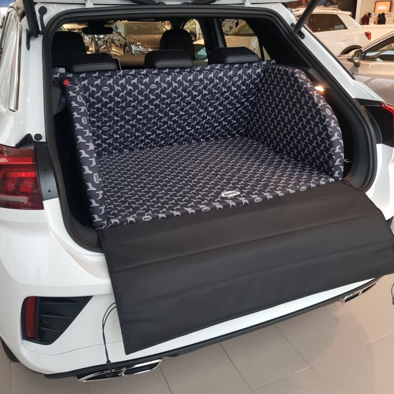 Mata samochodowa dla Psa do bagażnika - Wilczy Zew (realizacja  - Volkswagen T-Roc)) 