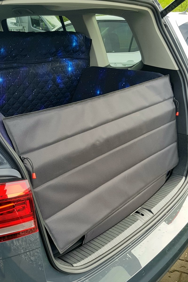 Mata samochodowa dla Psa do bagażnika GDZIEŚ W ODLEGŁEJ GALAKTYCE (realizacja VW Touran)