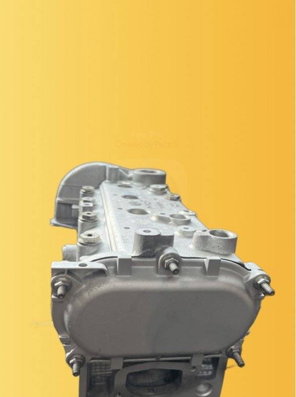 Głowica silnika 1.4 Turbo – widok od strony pokrywy zaworów. Widoczne szpilki i powierzchnia montażowa.