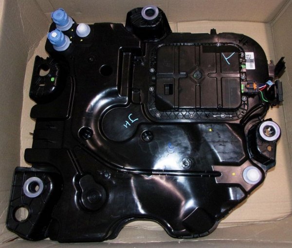 ORIGINAL Tank Für AdBlue Pumpe PEUGEOT 5008 T87 , 1682619180 , 9807475680