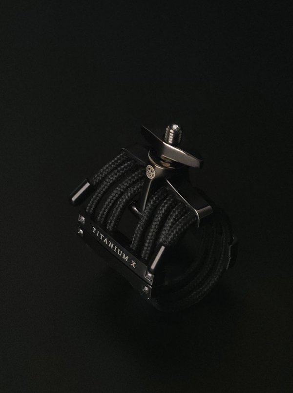 Ligaturka do saksofonu altowego Silverstein Titanium X Gen. 5 Small ebonit red cord