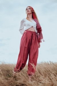 Luźne, bawełniane spodnie w stylu tajskim – wygodne i przewiewne