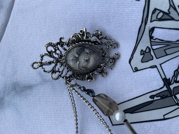 Bluza nerwica z broszką