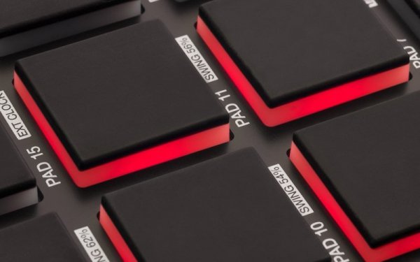 Kontroler MIDI AKAI MPD 218 padowy USB Czarny