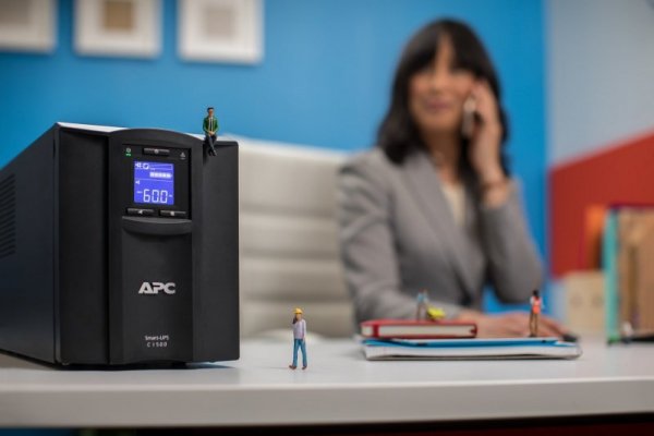 APC Smart-UPS C 1500VA LCD 230V with SmartConnect
