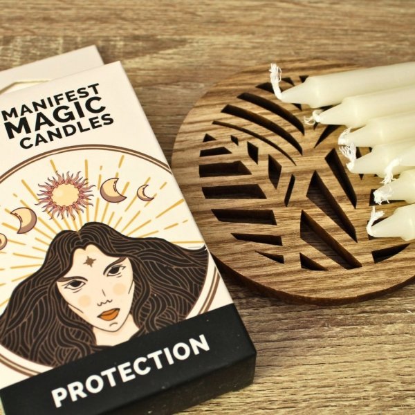  Zbliżenie na białą świecę ochronną Manifest Magic Candles