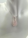 Damski wisiorek z drutu srebrnego (3.9x1.4 cm) z kwarcem różowym dla znaku Byka i Wagi
