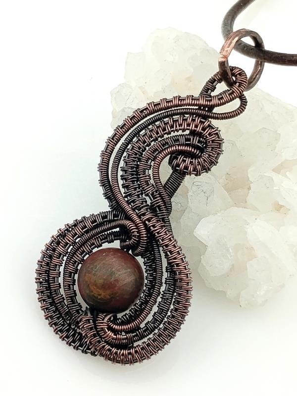 Jaspis Picasso - wisior miedziany (5x2.6 cm) na rzemieniu naturalnym 47 plus 5 cm, waga 12 gram, rękodzieło 