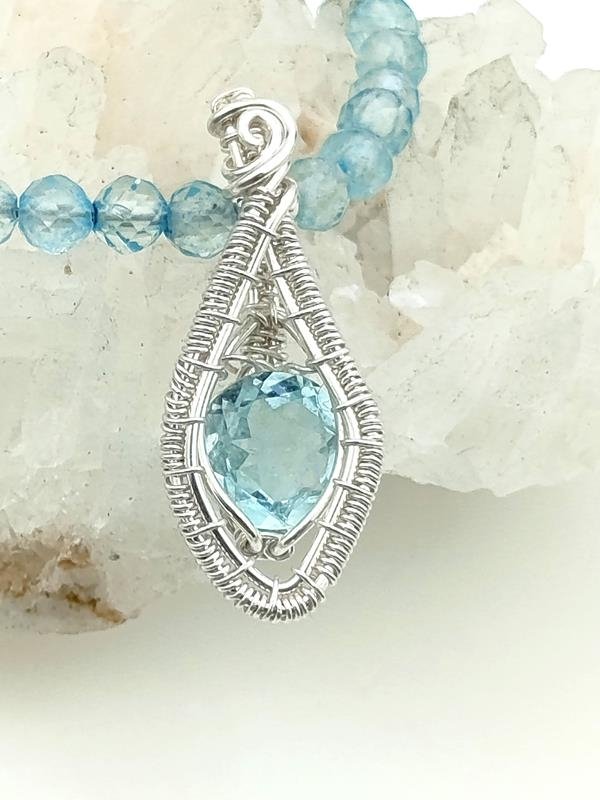 Błękitny topaz - naszyjnik ze srebra dla artysty, autora, bankiera, dziennikarza, menedżera finansów, mistyka