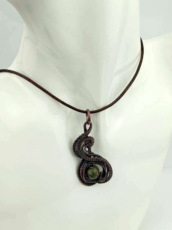 Jaspis ryolit - wisior miedziany (5x2.5 cm) na rzemieniu naturalnym 47 plus 5 cm, waga 12 gram, rękodzieło 